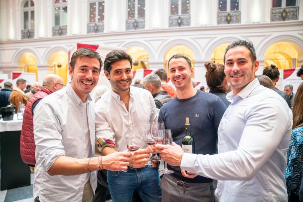 Groupe d'amis qui déguste lors de Bordeaux Tasting