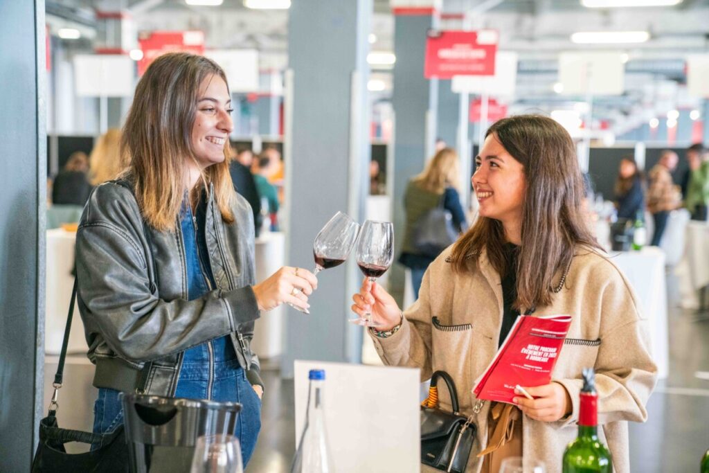 Jeunes filles qui dégustent du vin rogue lors de la Foire aux Seconds Vins