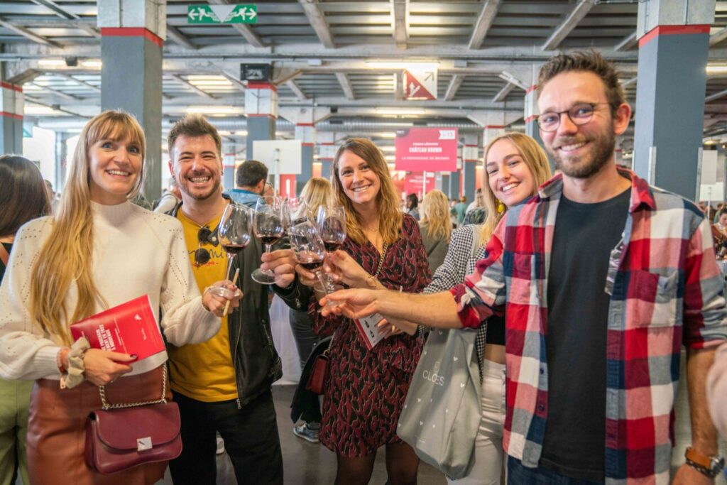 Groupe d'amis qui déguste à la Foire aux Seconds Vins