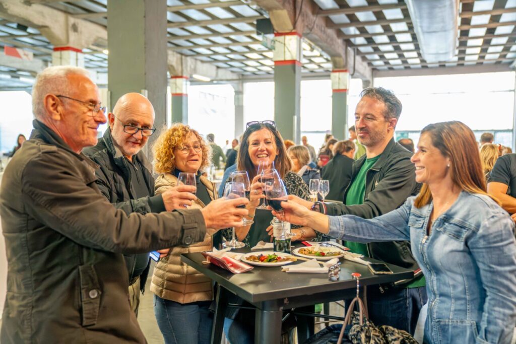 Dégustation de vin rouge et de produits locaux lors de la Foire aux Seconds Vins