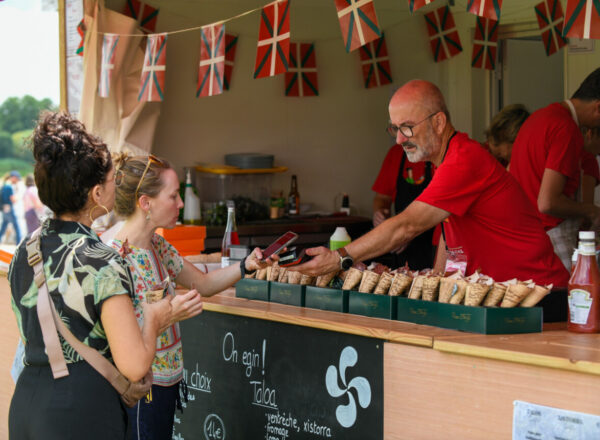 Stand food à Bordeaux Fête le Vin ©Vincent Bengold