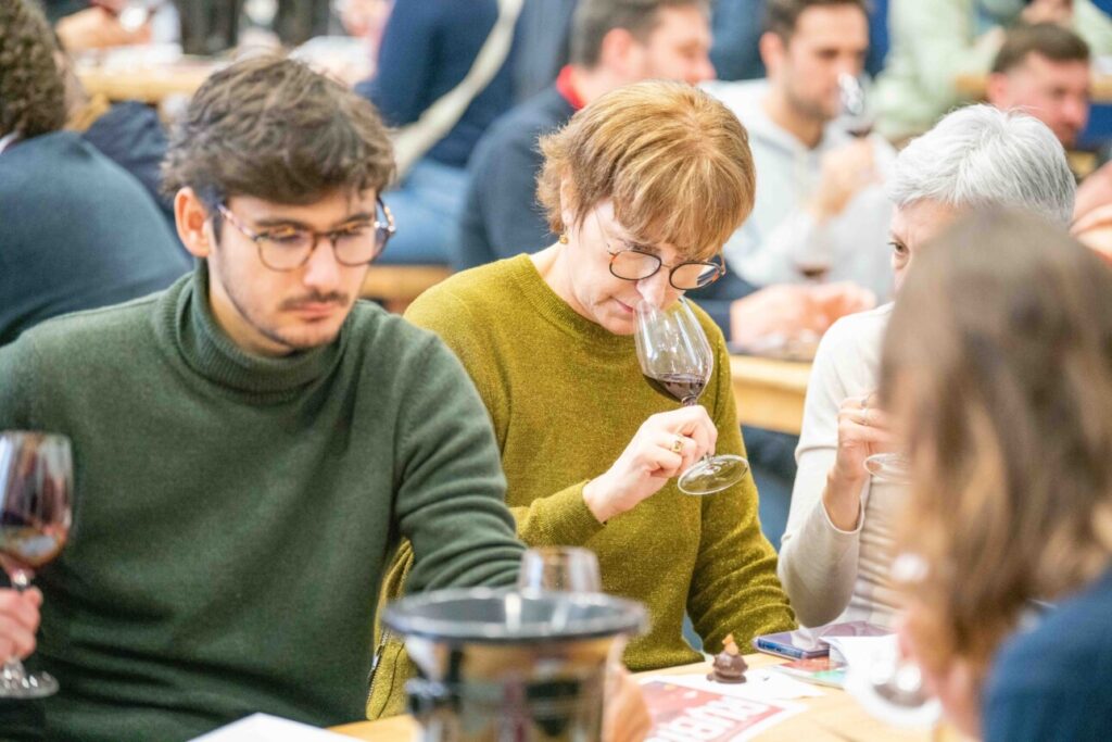 Personne qui déguste lors de Bordeaux Tasting