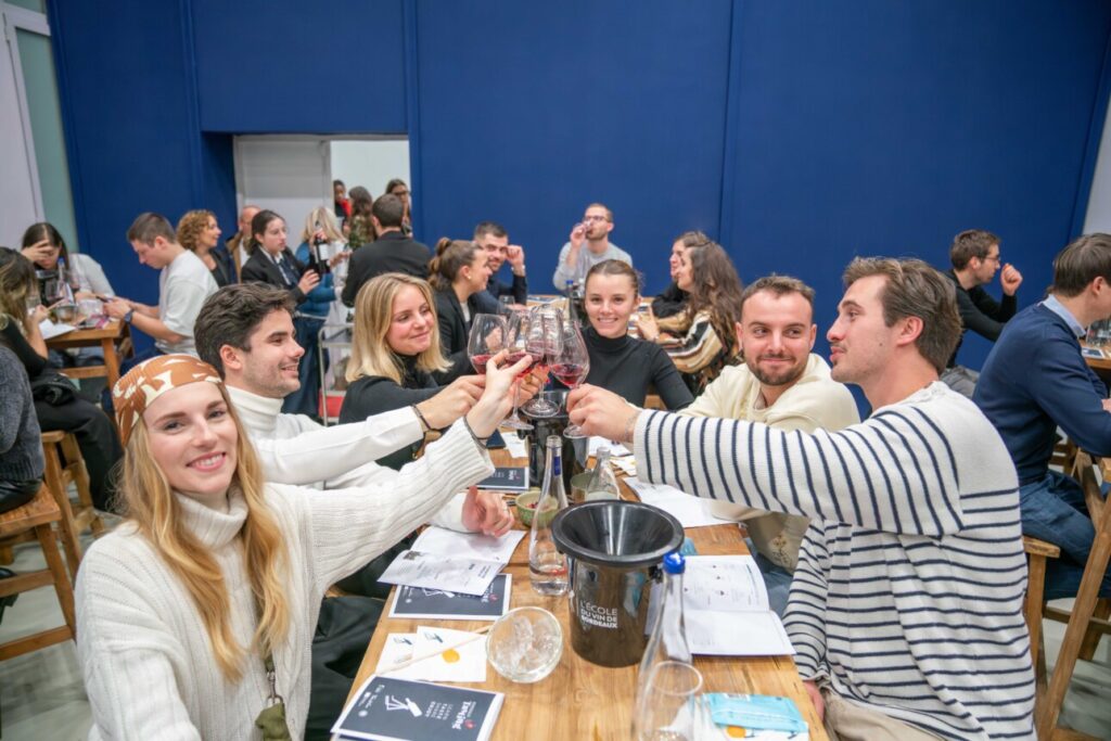 Groupe de jeunes qui déguste lors de l'atelier de l'Ecole du Vin de Bordeaux à Bordeaux Tasting