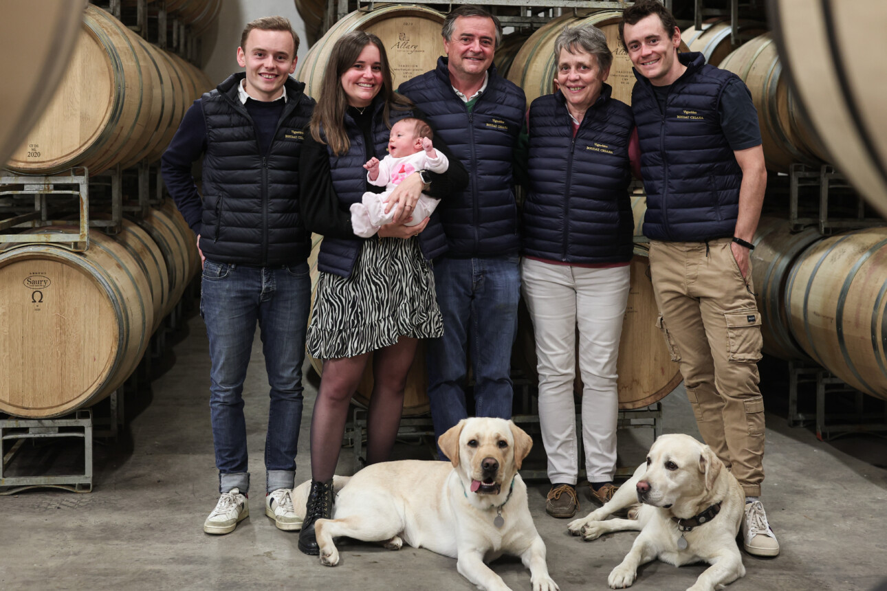 La famille Boudat prend la pose dans le chai de sa propriété