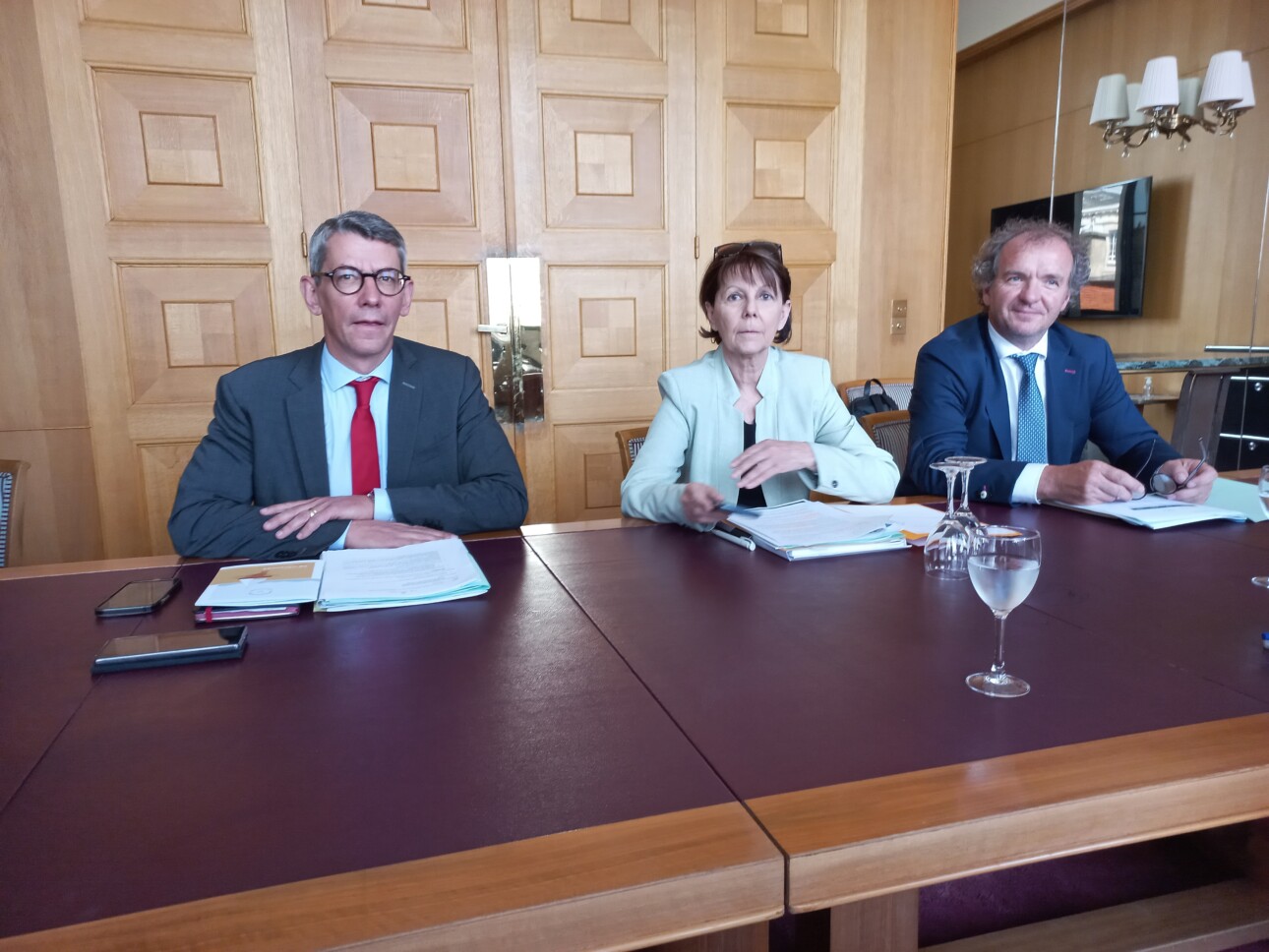 David Chatillon, président de l'UMC, Josiane Chavalier, préfète de la Région Grand Est, Maxime Toubart, président du SGV, réunis au Comité Champagne pour fixer le rendement de l'appellation.