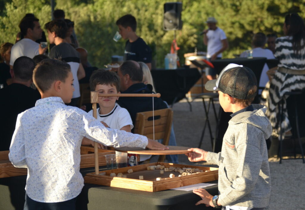 enfants qui jouent à des jeux en bois