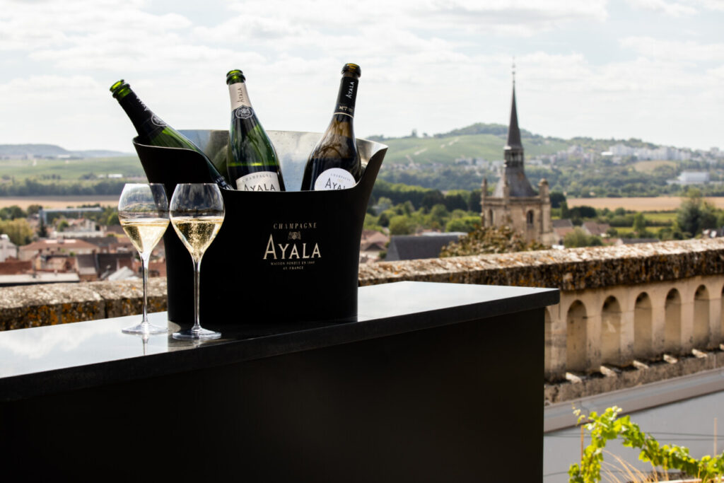 Fooftop Ayala avec vue sur le vignoble et une église 