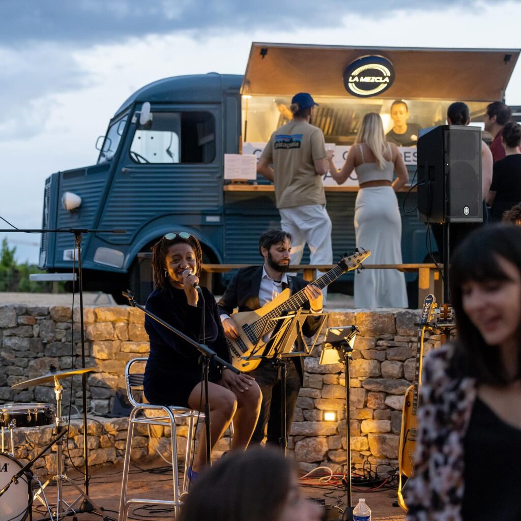 Concert live sur la terrasse extérieure de Bargemone