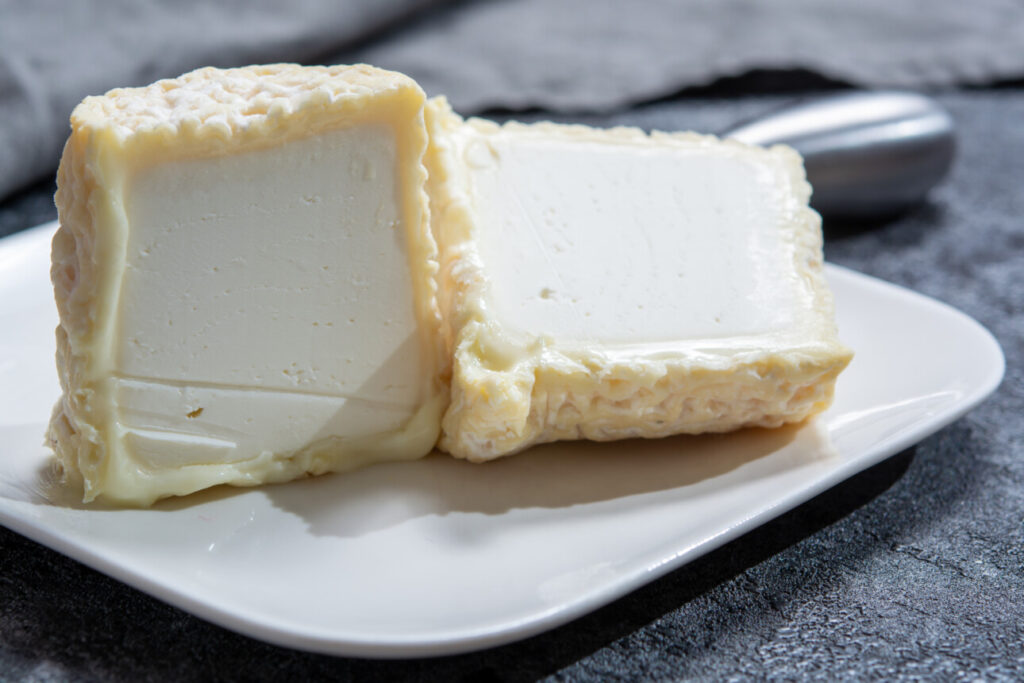 Le fromage Chabichou sur une assiette blanche