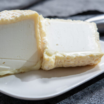 Le fromage Chabichou sur une assiette blanche