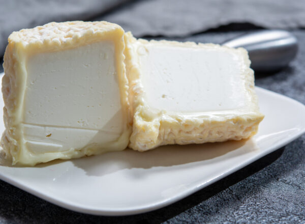 Le fromage Chabichou sur une assiette blanche