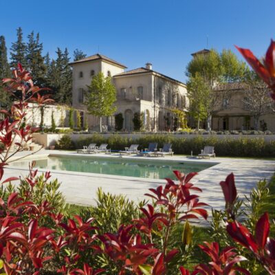 Piscine devant le château de Gigognan