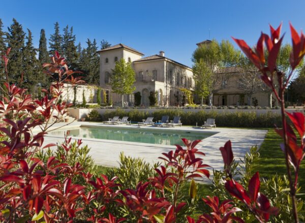 Piscine devant le château de Gigognan