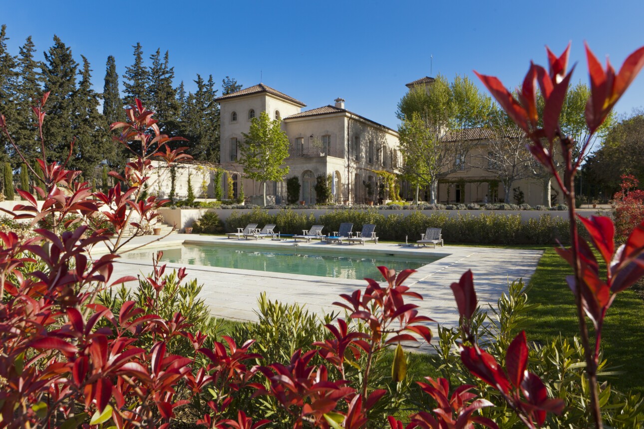 Piscine devant le château de Gigognan