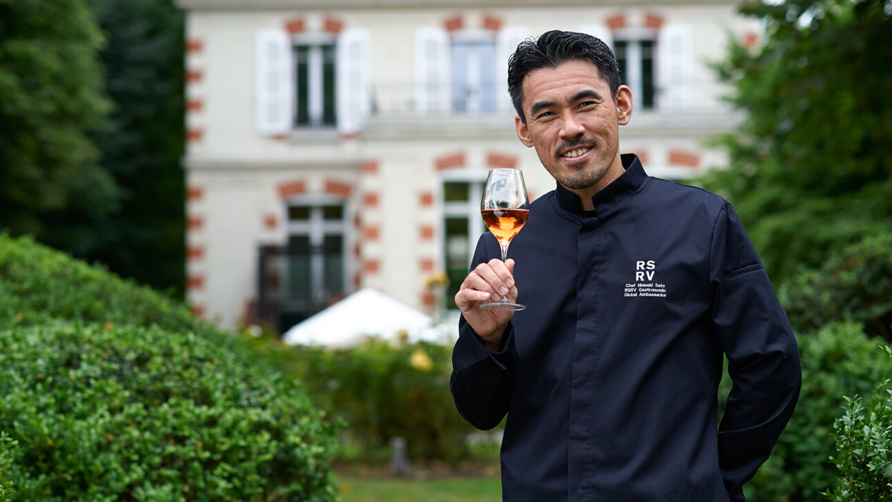 Le chef Sato se tient devant le restaurant du champagne G.H. Mumm, la Table des chefs