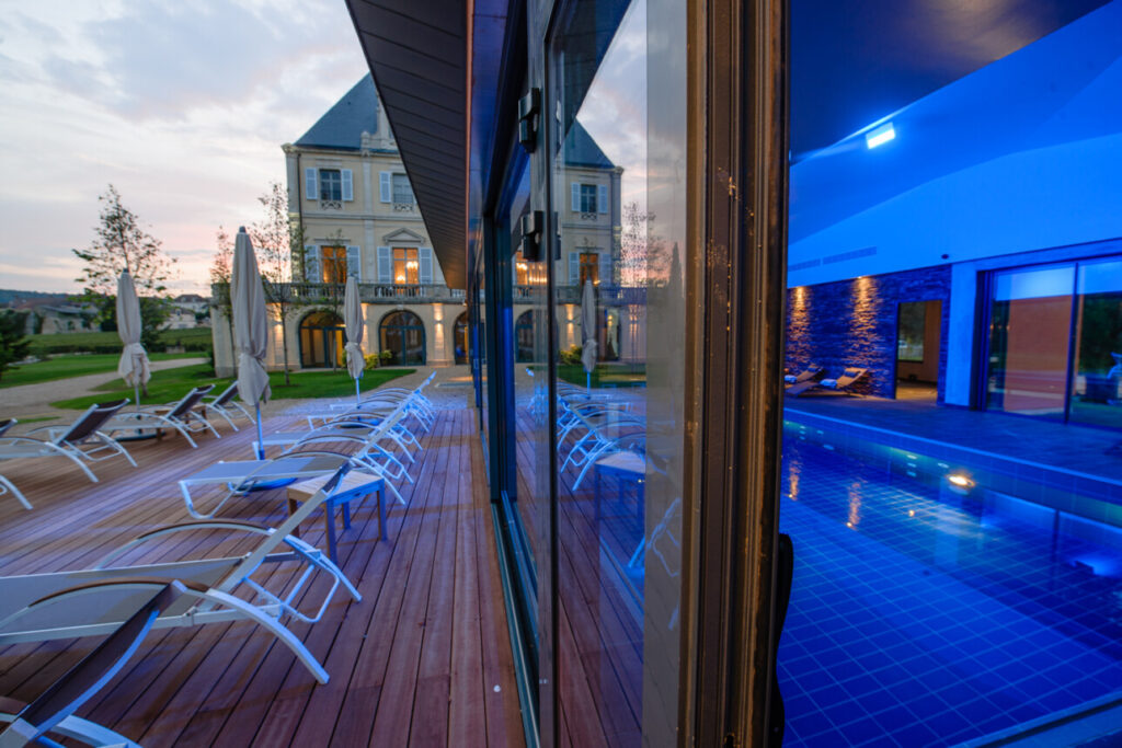 piscine et terrasse du château de Cîteaux