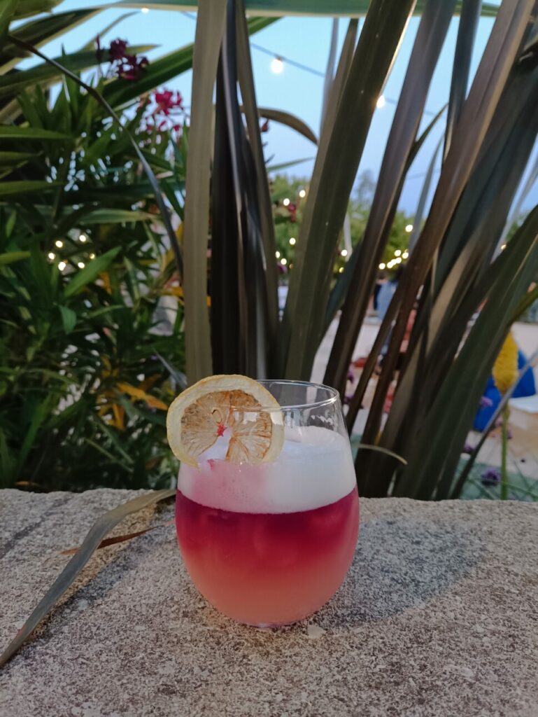 Cocktail à base de sirop de cannelle, citron, VDN ambré, blanc d’œuf émulsionné et une larme de Rasteau rouge