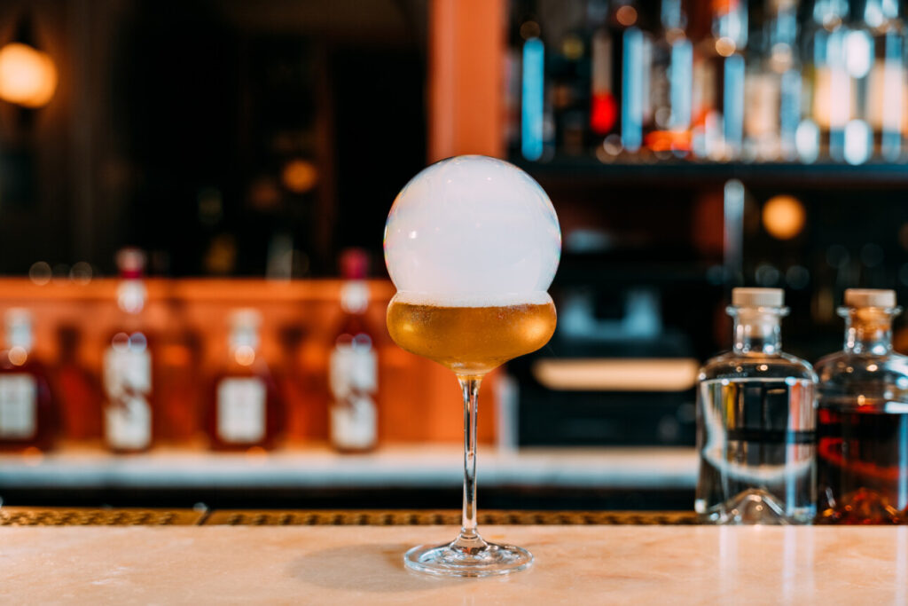 cocktail avec une bulle de fumée