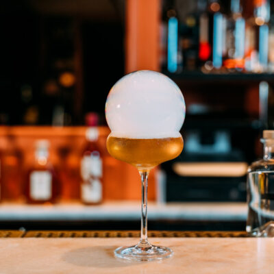 cocktail avec une bulle de fumée