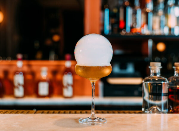 cocktail avec une bulle de fumée