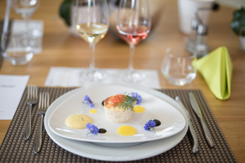 assiette devant un verre de rosé et blanc 