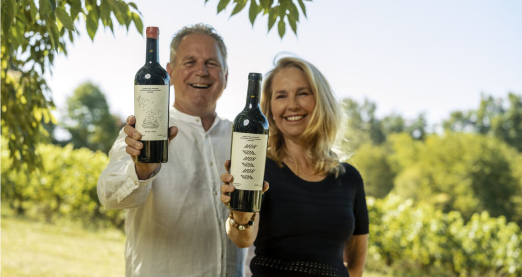 Glenda et Frank Kalyk avec leurs bouteilles de vins