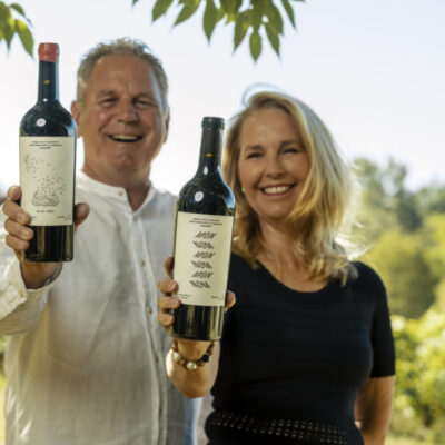 Glenda et Frank Kalyk avec leurs bouteilles de vins