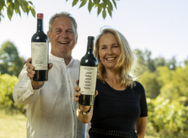 Glenda et Frank Kalyk avec leurs bouteilles de vins