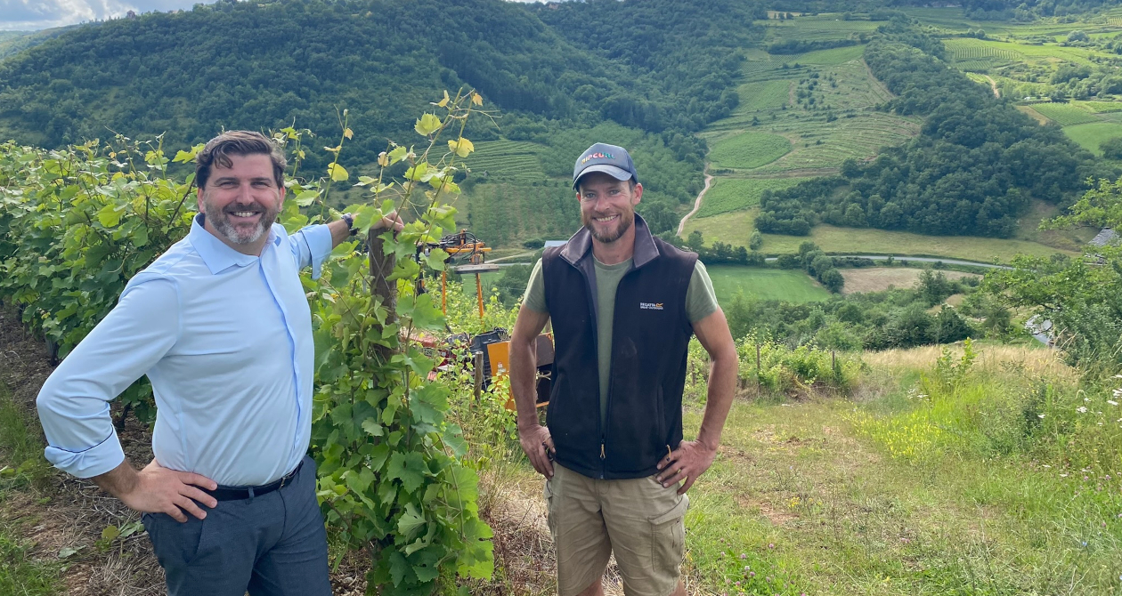 Lionel Osmin avec Romain Masse (à droite) dans la parcelle de Chenin du domaine