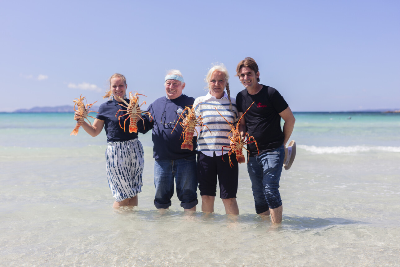 La famille Cruché, propriétaire du restaurant l'Estagnol pose dans la mer.