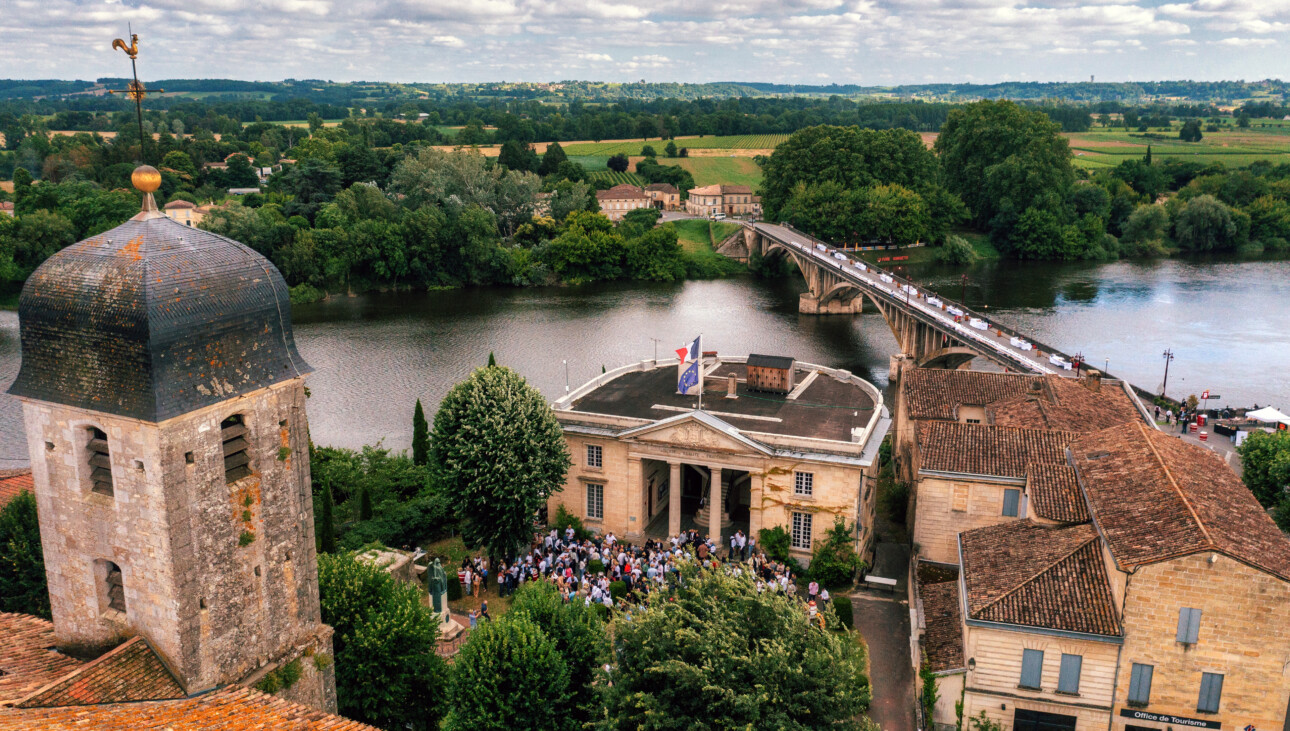 Table sur le pont et mairie en 1er plan