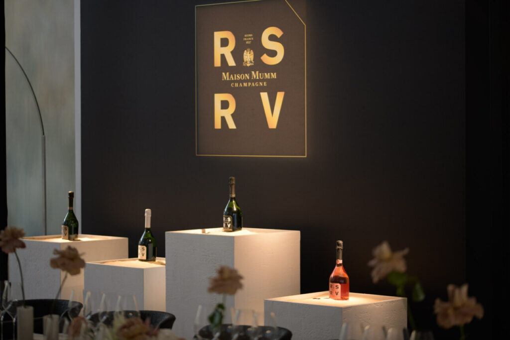 présentoir avec la gamme de champagne RSRV