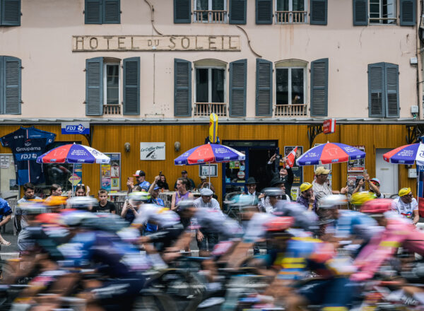 Peloton du Tour de France qui passe devant l'Hôtel Soleil