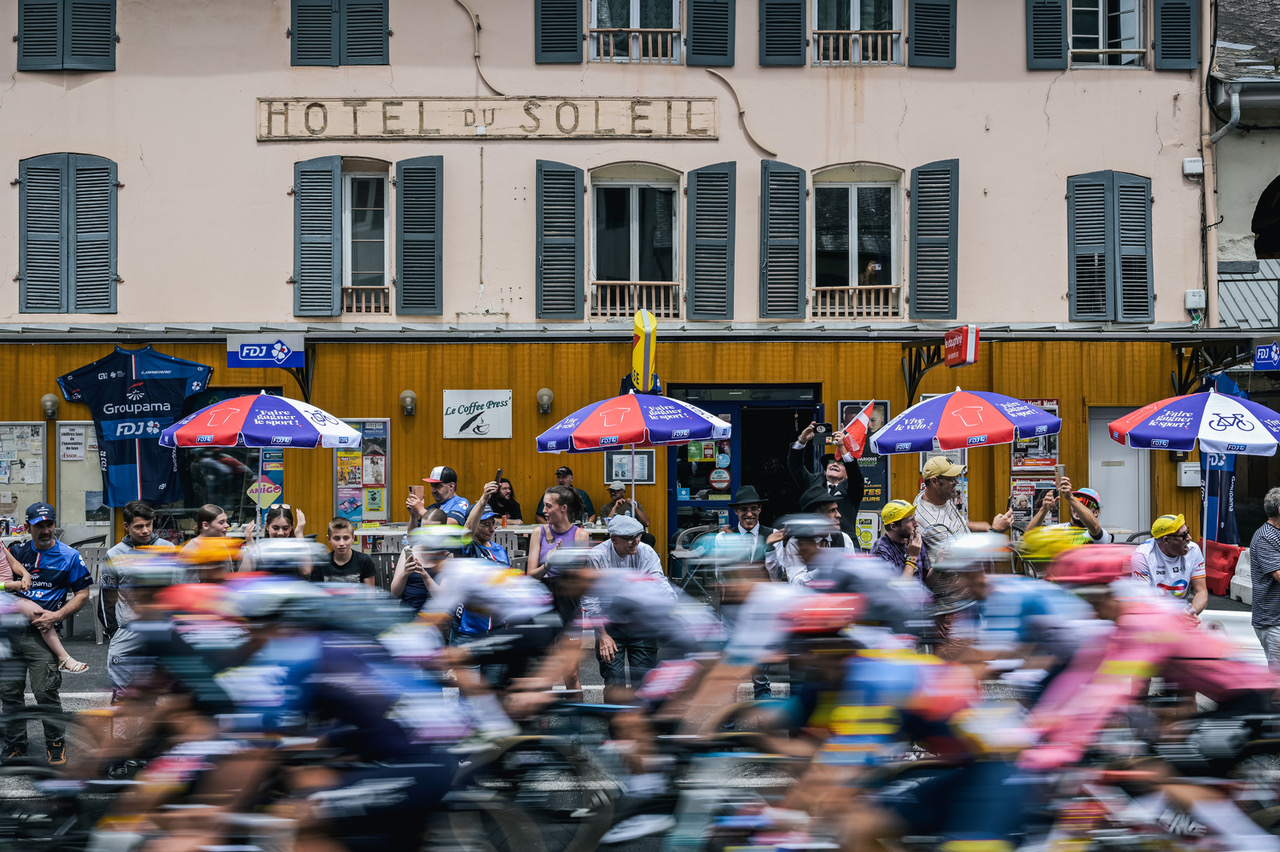 Peloton du Tour de France qui passe devant l'Hôtel Soleil