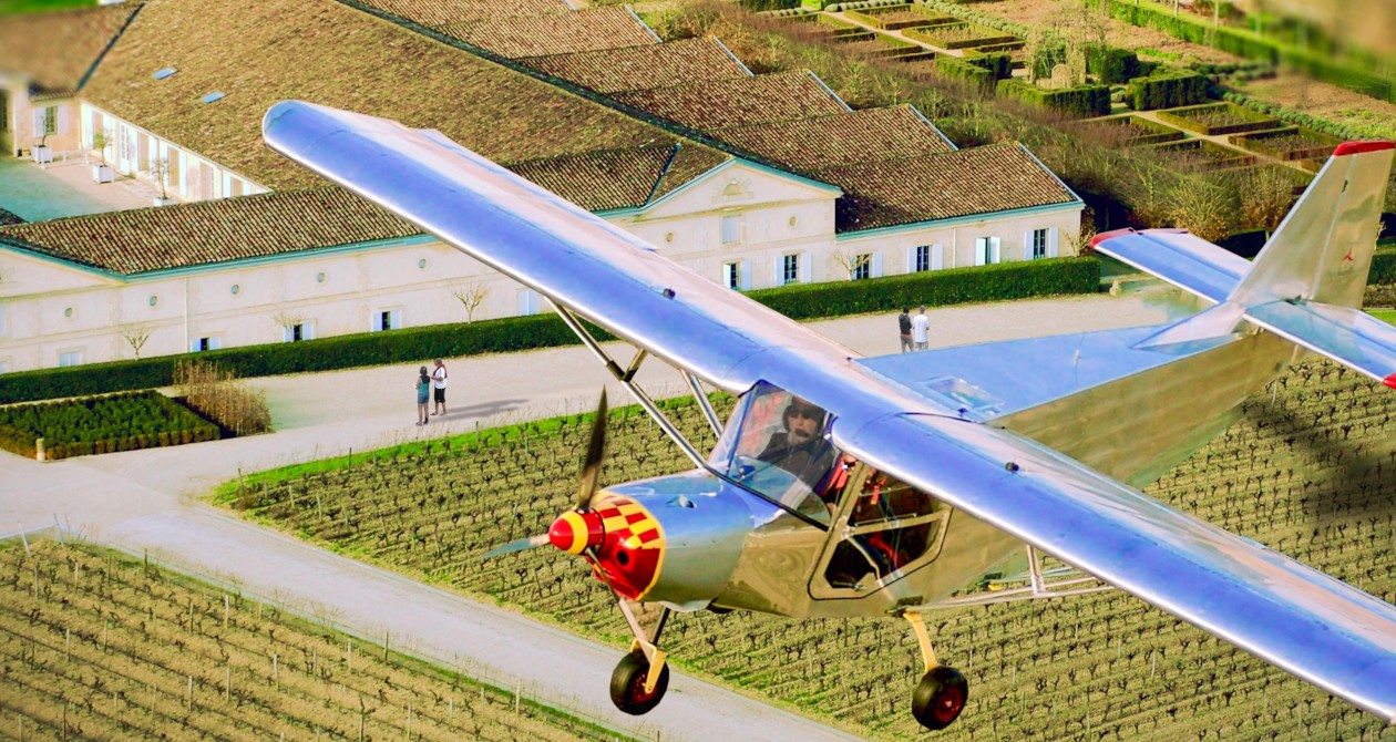 Bertrand Amart dans son avion au dessus du château Venus