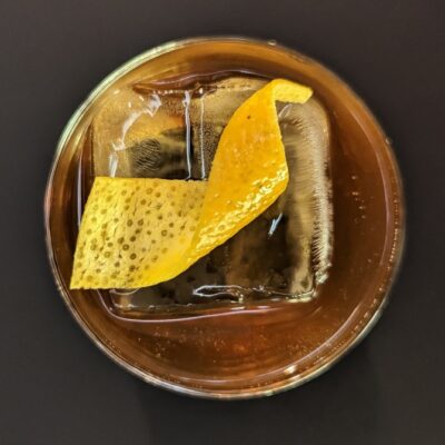 cocktail dans un verre avec zeste citron