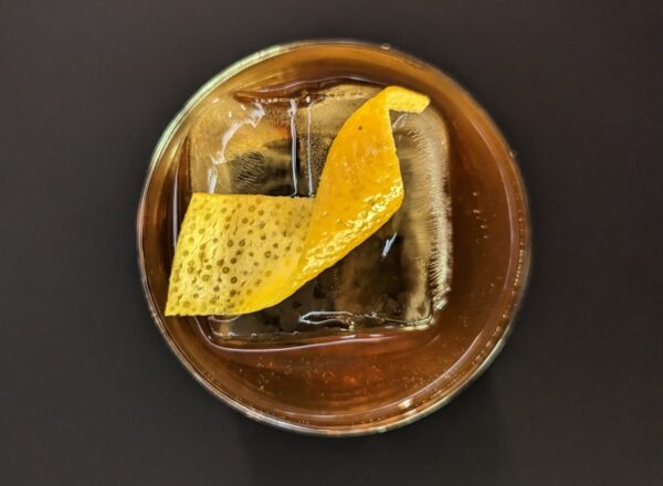 cocktail dans un verre avec zeste citron