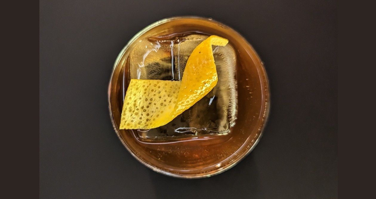 cocktail dans un verre avec zeste citron