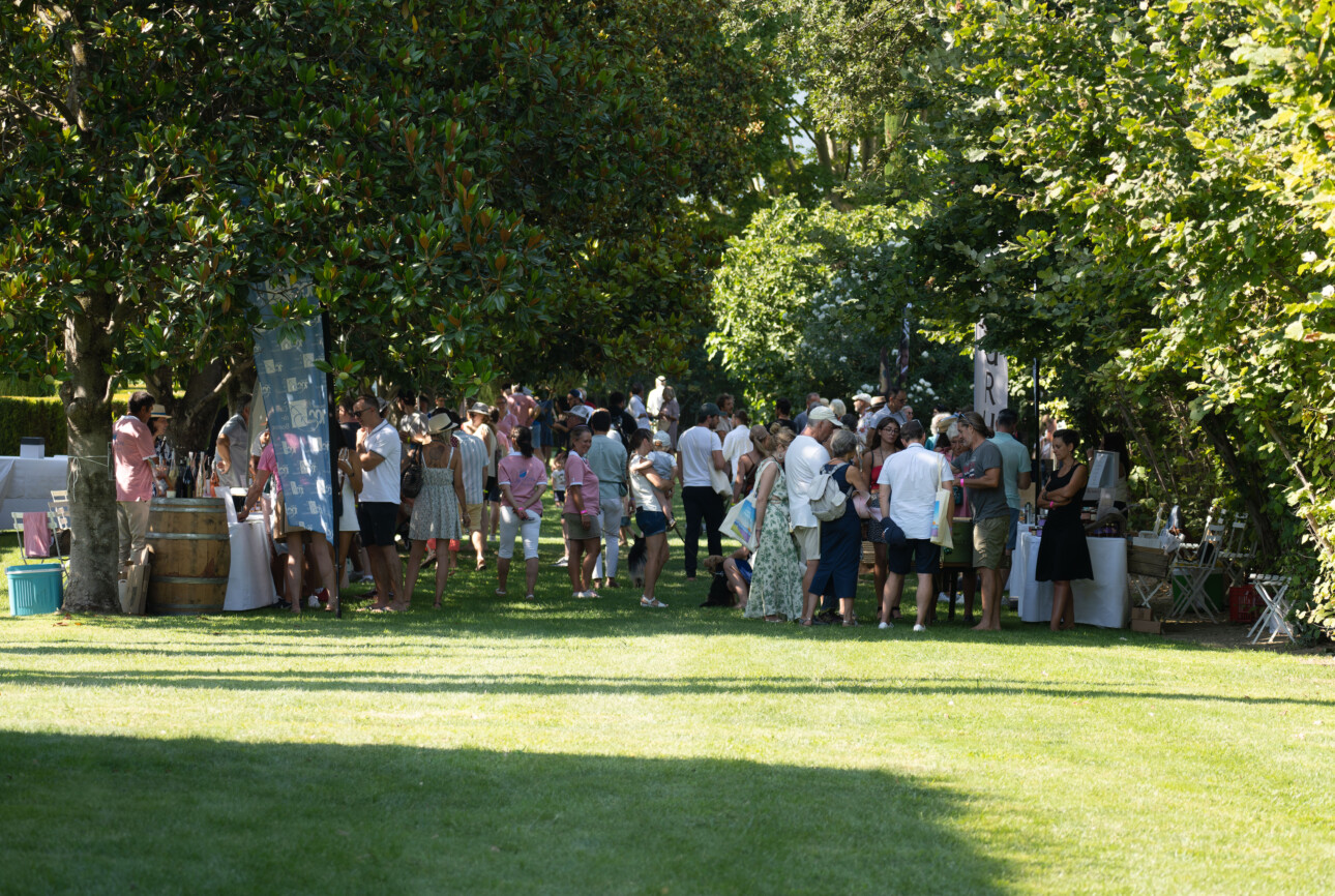 Festival Vins & passions en Luberon au Château de Sannes avec du monde sous les magnolias