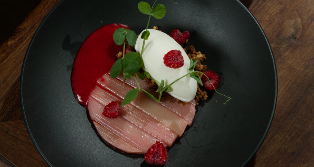 Rhubarbe confite en croûte de sel, sablé Muscovado, framboise, glace fromage blanc et miel