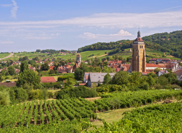 Paysage de village dans les vignes Bourgogne et Jura