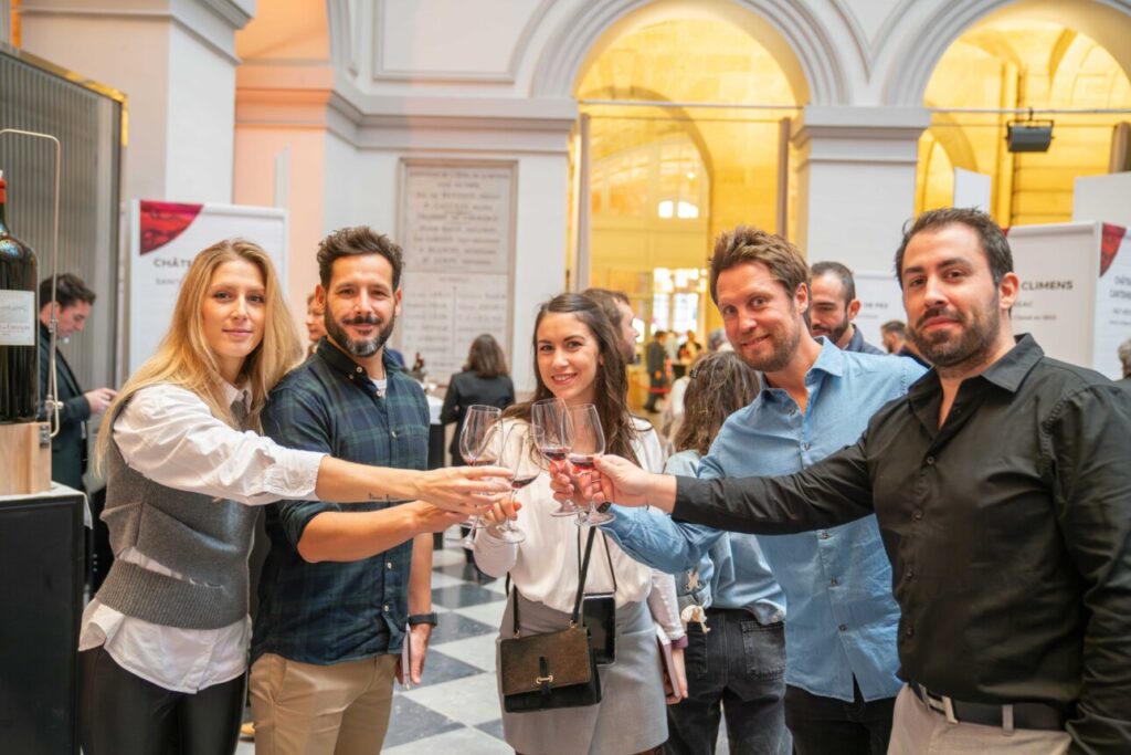 Groupe d'amis qui déguste à Bordeaux Tasting