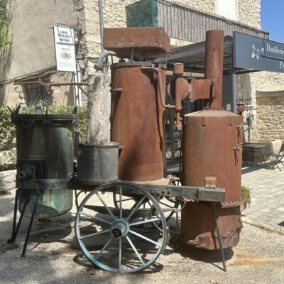 Devanture des Distilleries & Domaines de Provence à Forcalquier