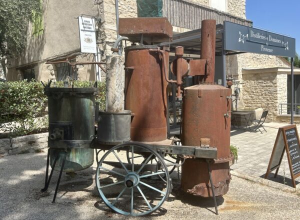 Devanture des Distilleries & Domaines de Provence à Forcalquier