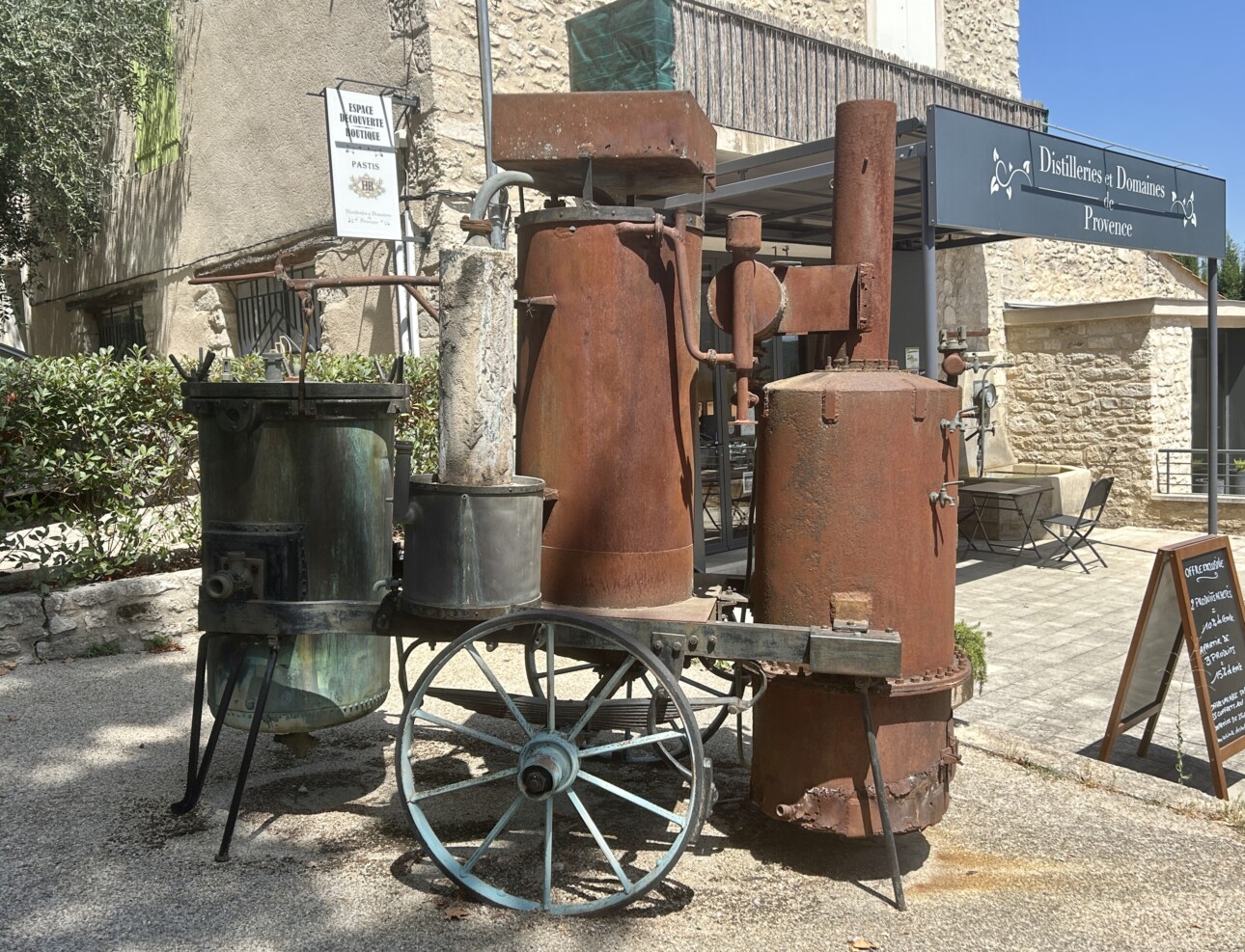 Devanture des Distilleries & Domaines de Provence à Forcalquier