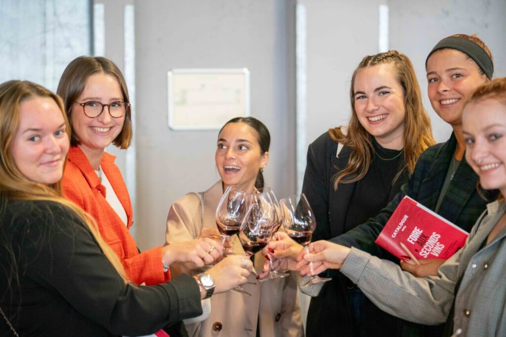 groupe de jeunes en train de trinquer à la foire aux seconds vins