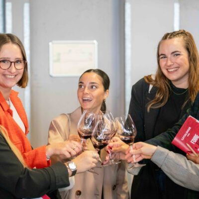 groupe de jeunes en train de trinquer à la foire aux seconds vins