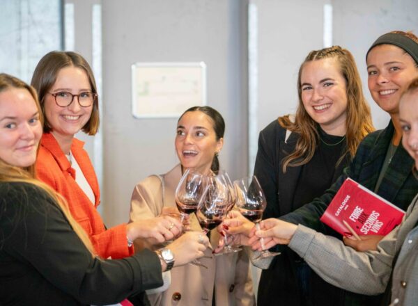 groupe de jeunes en train de trinquer à la foire aux seconds vins