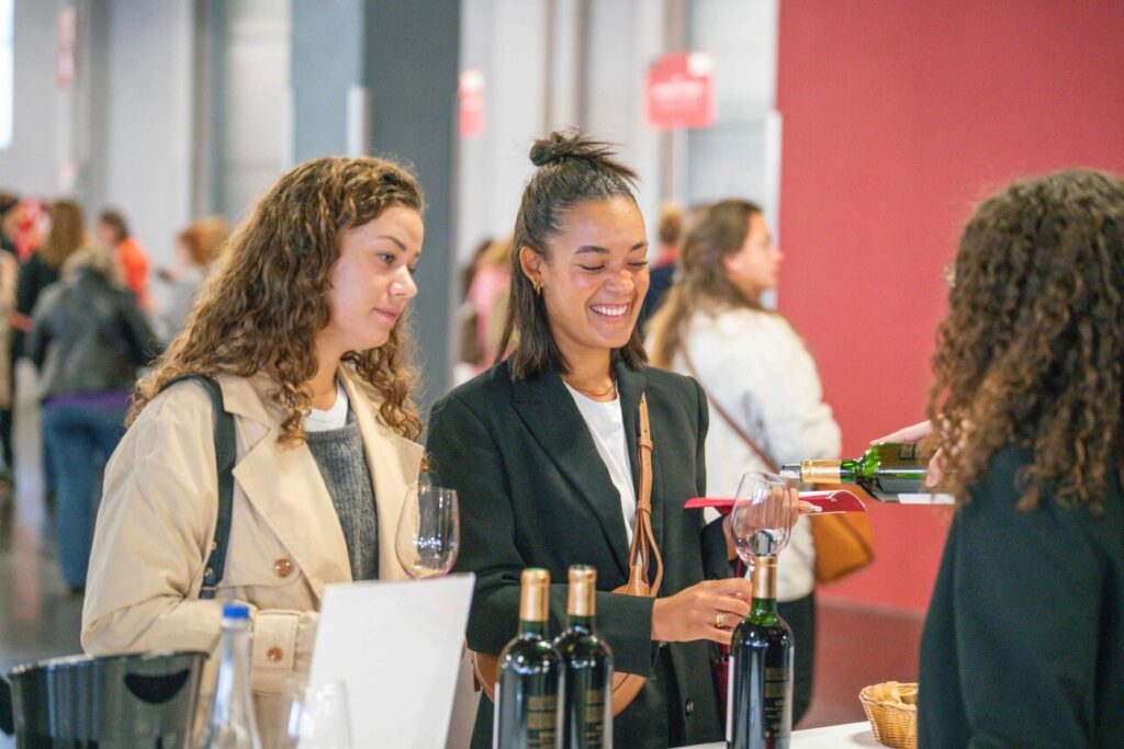 jeunes femmes dégustant du vin à la foire aux seconds vins