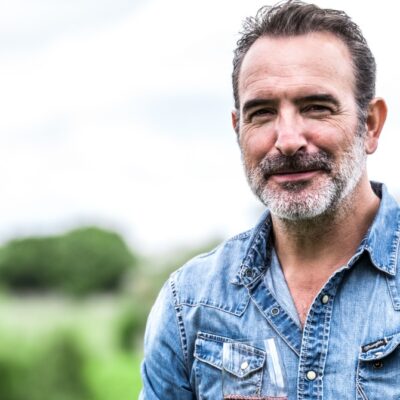 Jean Dujardin dans le cadre somptueux du château Lafite Rothschild.